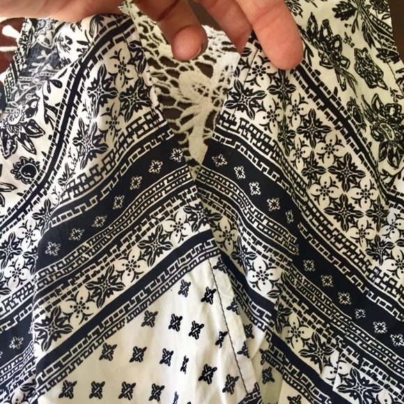 Sleeveless V-neck romper with crocheted back - Picture 6 of 7